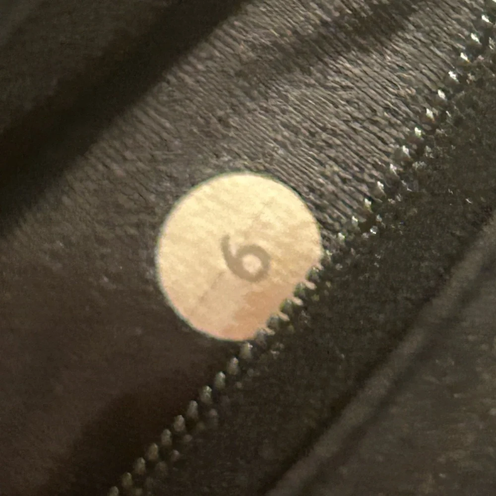 50%off w❤️ LULULEMON Inspire Crop II 6 wash wear is present logo is cracked